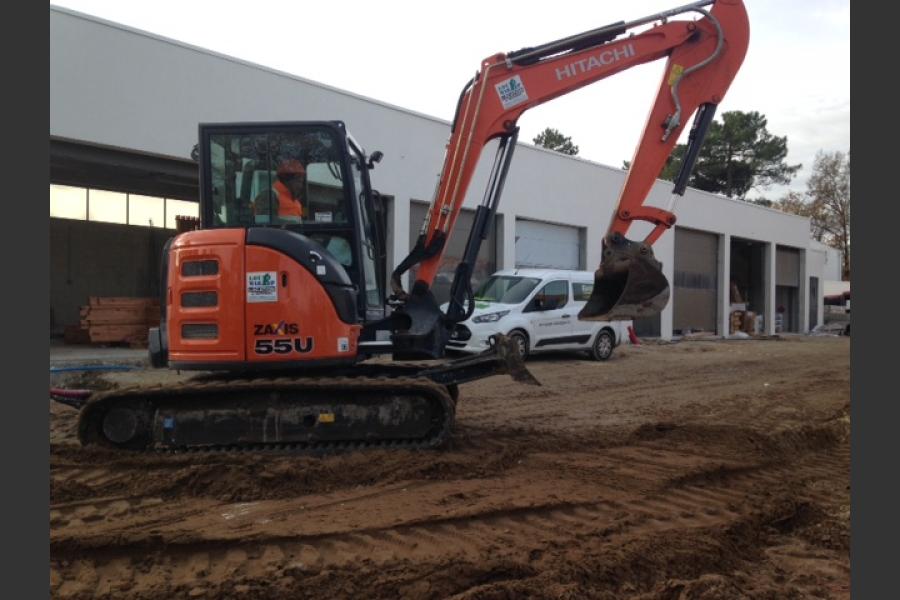 Mini-pelle 5.5t louemarep pour construction de le future gendarmerie de la tremblade